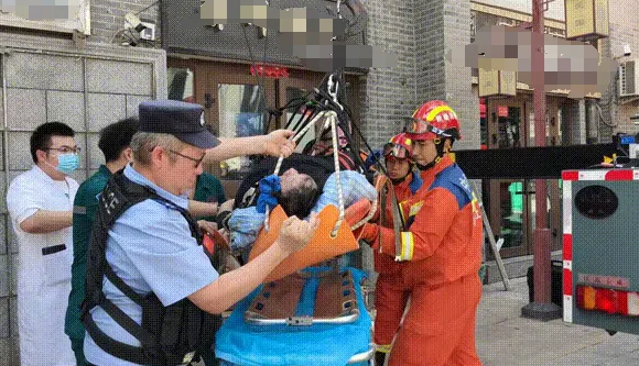 不能太胖了!300斤男子突发心脏病却无法通过楼梯 吊车悬空救人 第3张 不能太胖了!300斤男子突发心脏病却无法通过楼梯 吊车悬空救人 第3张