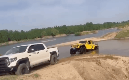 丰田救援JEEP 拖车绳断裂击中后车司机头部!一看就是救援新手! 拖车绳断裂 第1张 丰田救援JEEP 拖车绳断裂击中后车司机头部!一看就是救援新手! 拖车绳断裂 第1张
