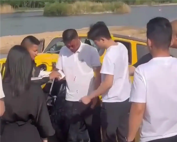 丰田救援JEEP 拖车绳断裂击中后车司机头部!一看就是救援新手! 拖车绳断裂 第3张 丰田救援JEEP 拖车绳断裂击中后车司机头部!一看就是救援新手! 拖车绳断裂 第3张