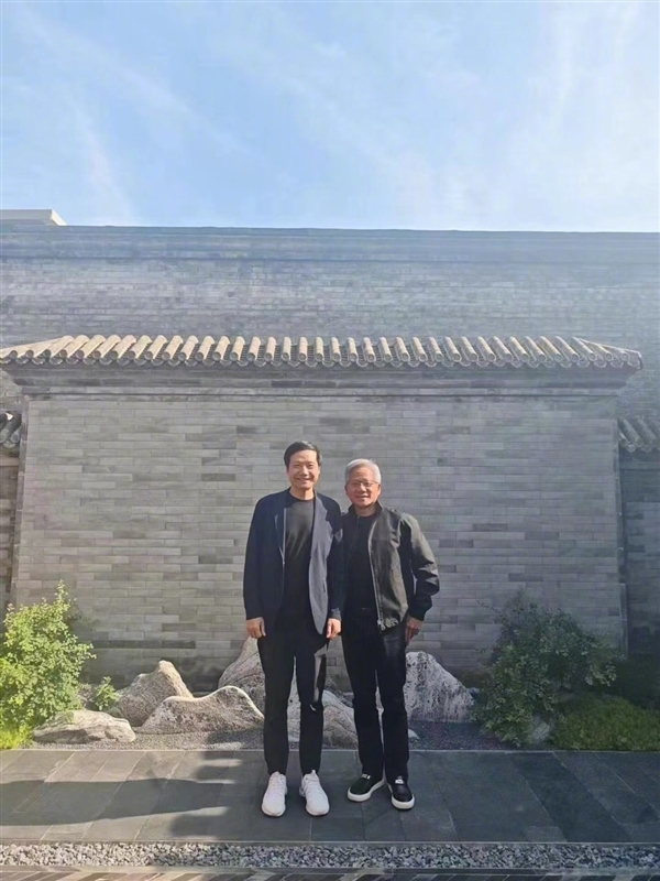黄仁勋雷军合照曝光:二人肩并肩 面带微笑 黄仁勋雷军合照 第1张 黄仁勋雷军合照曝光:二人肩并肩 面带微笑 黄仁勋雷军合照 第1张