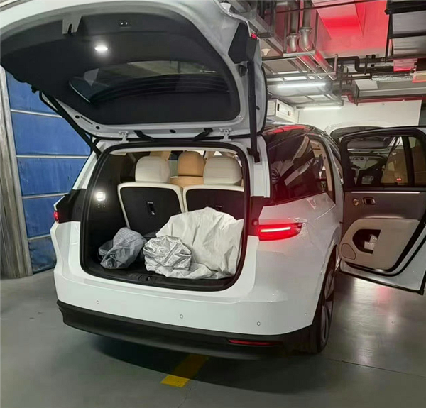 35万级家用纯电SUV 理想i8实车内饰首次曝光:比较眼熟 理想i8 第7张 35万级家用纯电SUV 理想i8实车内饰首次曝光:比较眼熟 理想i8 第7张