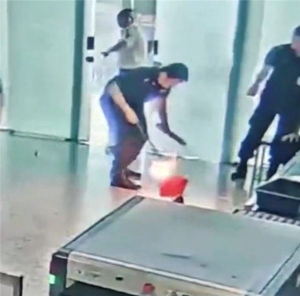 不让带上飞机 男子机场怒摔充电宝瞬间起火 被拘5日 男子机场怒摔充电宝瞬间起火被拘 第1张 不让带上飞机 男子机场怒摔充电宝瞬间起火 被拘5日 男子机场怒摔充电宝瞬间起火被拘 第1张