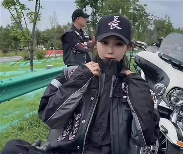 号称最美女骑!机车网红哈雷小姨车祸去世 头盔没戴好撞上隔离带:网友唏嘘 机车网红哈雷小姨车祸去世 第1张 号称最美女骑!机车网红哈雷小姨车祸去世 头盔没戴好撞上隔离带:网友唏嘘 机车网红哈雷小姨车祸去世 第1张