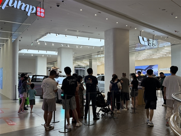 理想i8又要爆的节奏 线下门店看车的人多到要排队 理想i8 第1张 理想i8又要爆的节奏 线下门店看车的人多到要排队 理想i8 第1张
