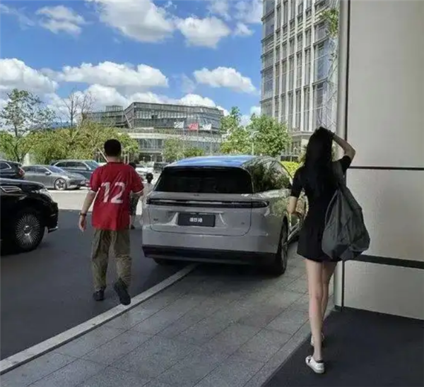 李想带妻子现身常州看苏超 李想穿12号球衣 其妻身材高挑 第1张 李想带妻子现身常州看苏超 李想穿12号球衣 其妻身材高挑 第1张