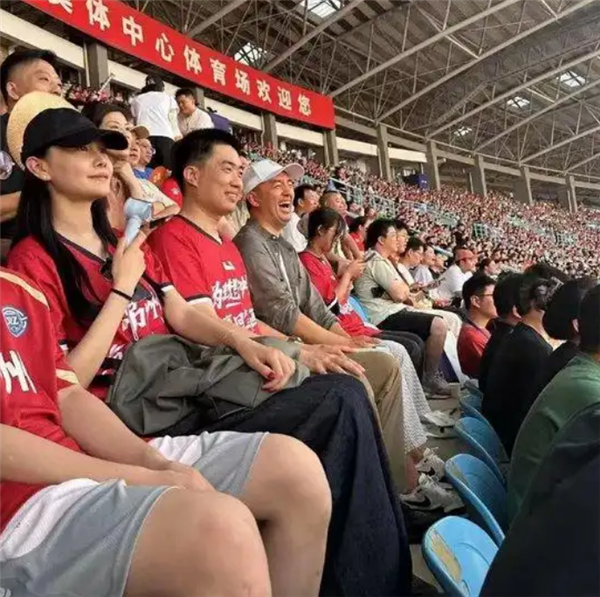 李想带妻子现身常州看苏超 李想穿12号球衣 其妻身材高挑 第2张 李想带妻子现身常州看苏超 李想穿12号球衣 其妻身材高挑 第2张