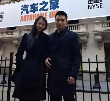 李想带妻子现身常州看苏超 李想穿12号球衣 其妻身材高挑 第4张 李想带妻子现身常州看苏超 李想穿12号球衣 其妻身材高挑 第4张