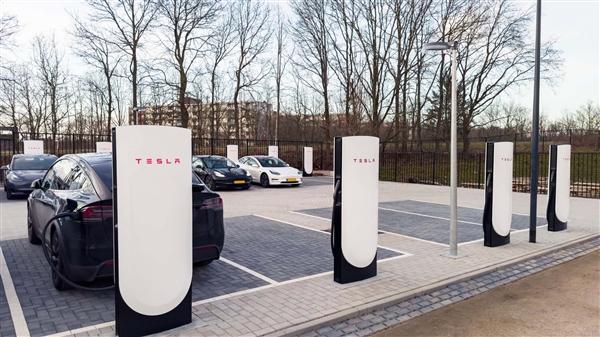 博主实测特斯拉V4超充桩:Model Y最大充电功率185kW 电费堪比油价 实测特斯拉V4超充桩 第2张 博主实测特斯拉V4超充桩:Model Y最大充电功率185kW 电费堪比油价 实测特斯拉V4超充桩 第2张