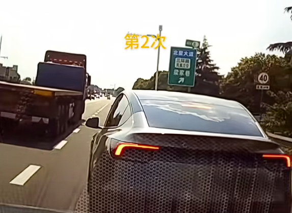 特斯拉驾驶员高速上5次别停后车并竖中指:寻衅滋事 行拘5日 特斯拉驾驶员高速上5次别停后车 第1张 特斯拉驾驶员高速上5次别停后车并竖中指:寻衅滋事 行拘5日 特斯拉驾驶员高速上5次别停后车 第1张