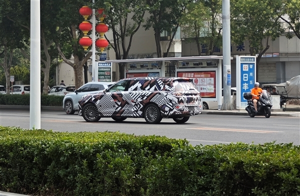 魏牌旗舰全尺寸SUV细节曝光:空悬+后轮转向 掉头丝滑非常 魏牌旗舰全尺寸SUV 第8张 魏牌旗舰全尺寸SUV细节曝光:空悬+后轮转向 掉头丝滑非常 魏牌旗舰全尺寸SUV 第8张