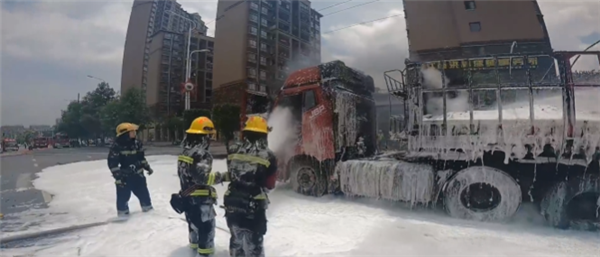装了18吨电池 货车突然起火!灭火泡沫如同下了场大雪 灭火泡沫 第1张 装了18吨电池 货车突然起火!灭火泡沫如同下了场大雪 灭火泡沫 第1张