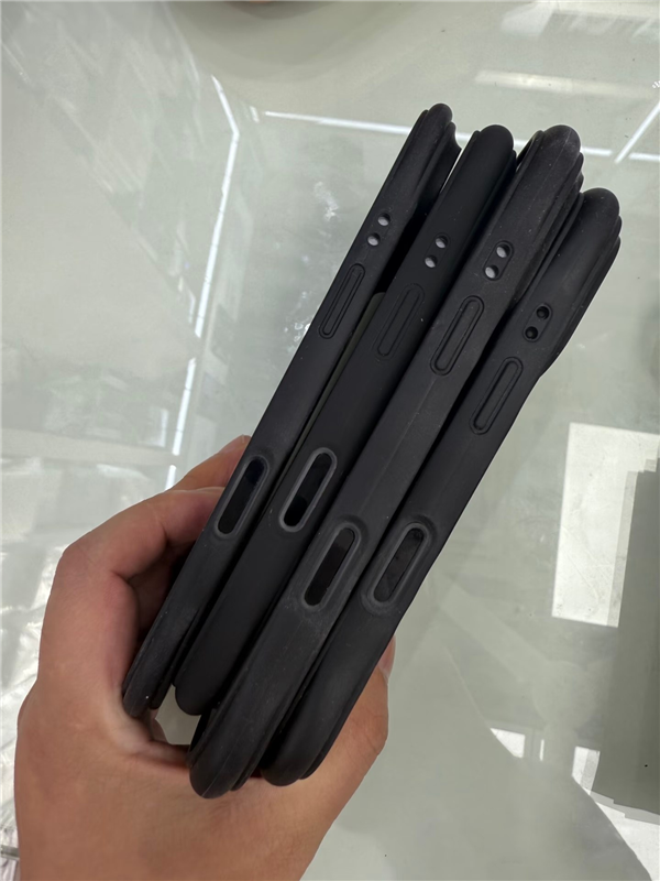 苹果打造!iPhone 17系列官方保护壳首次曝光 iPhone 17 第3张 苹果打造!iPhone 17系列官方保护壳首次曝光 iPhone 17 第3张
