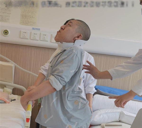 全球首例!4次断骨打开折叠男孩迈出新生第一步 4次断骨打开折叠男孩迈出新生第一步 第2张 全球首例!4次断骨打开折叠男孩迈出新生第一步 4次断骨打开折叠男孩迈出新生第一步 第2张