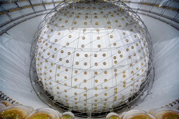 地下700米的世界第一!江门中微子实验成功完成2万吨液体闪烁体灌注 2万吨液体闪烁体灌注 第1张 地下700米的世界第一!江门中微子实验成功完成2万吨液体闪烁体灌注 2万吨液体闪烁体灌注 第1张