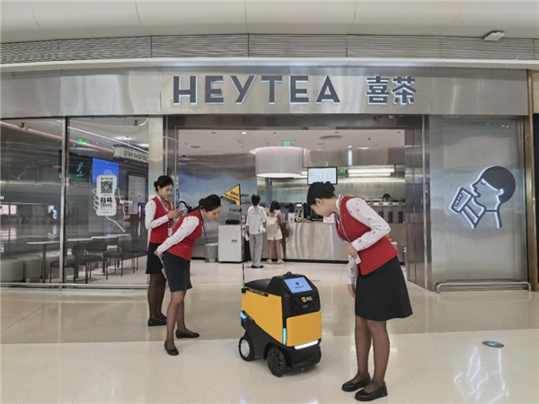 全国首个机场智能送餐：美团自研“小黄蜂”机器人投用深圳宝安机场 机器人 第1张