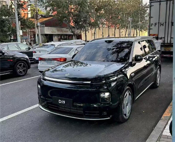 理想问界结合体 零跑大型旗舰D19实车首曝:六座家用SUV黑马来了 零跑大型旗舰D19 第1张 理想问界结合体 零跑大型旗舰D19实车首曝:六座家用SUV黑马来了 零跑大型旗舰D19 第1张