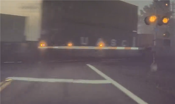 特斯拉FSD被指在铁路口无法识别火车 美监管机构已介入调查 特斯拉FSD 第1张
