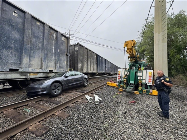 特斯拉FSD被指在铁路口无法识别火车 美监管机构已介入调查 特斯拉FSD 第2张