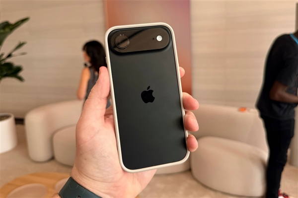 iPhone Air到手仅一天就翻车：镜头内出现水雾 Air 第1张