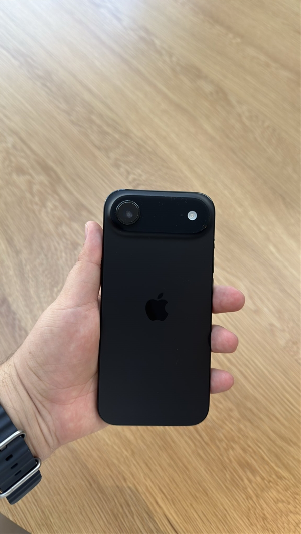 iPhone Air到手仅一天就翻车：镜头内出现水雾 Air 第3张