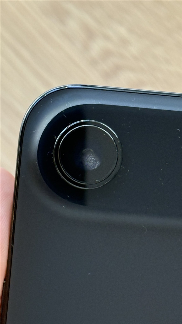 iPhone Air到手仅一天就翻车：镜头内出现水雾 Air 第4张