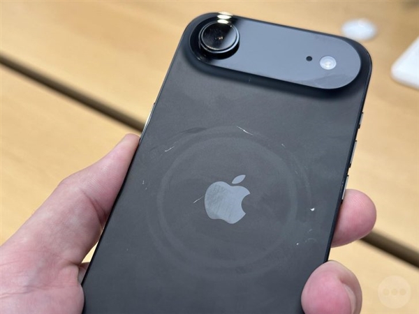 iPhone 17系列或成近年最娇气苹果手机：用了几个小时就满身划痕 蓝色黑色尤甚 17 第1张