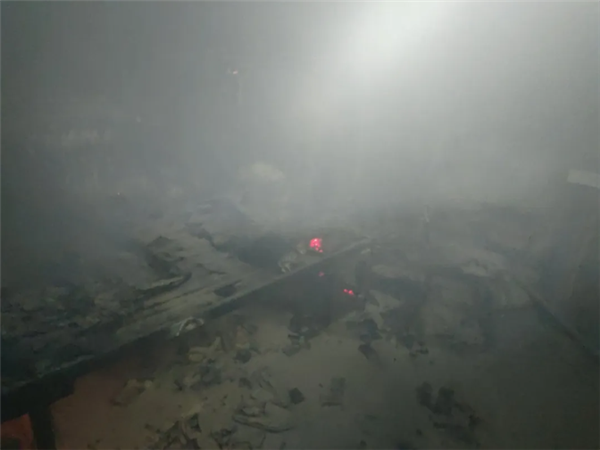 荒废老宅雷雨夜突发火灾 罪魁祸首是一盏亮了15年的灯 第1张