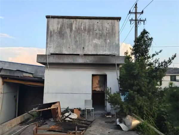 荒废老宅雷雨夜突发火灾 罪魁祸首是一盏亮了15年的灯 第2张