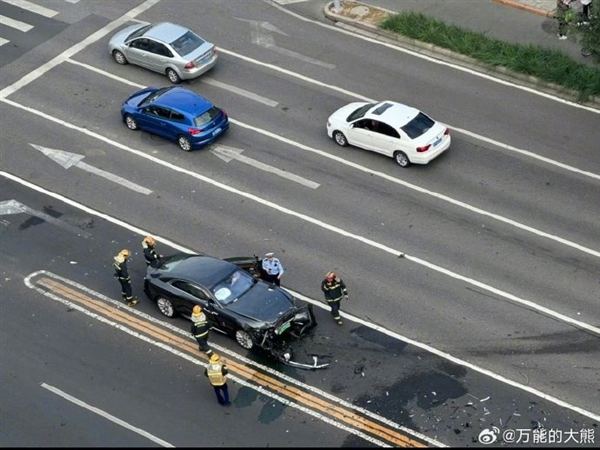 知名车评人陈震发生交通事故 座驾劳斯莱斯闪灵维修费或超百万：曾称买车损险不划算 陈震发生交通事故 第2张
