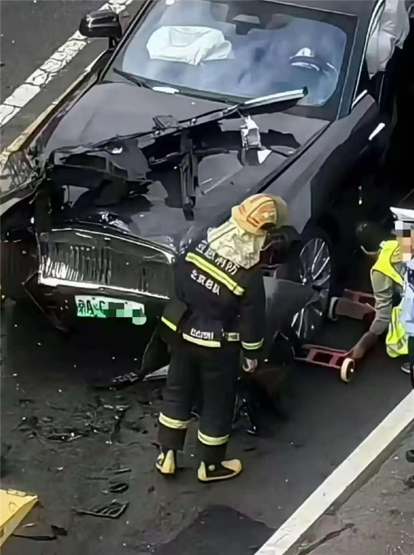 知名车评人陈震发生交通事故 座驾劳斯莱斯闪灵维修费或超百万：曾称买车损险不划算 陈震发生交通事故 第6张