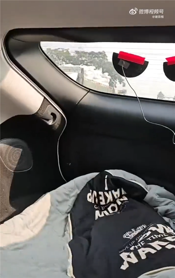 智己汽车高速上自动驾驶 司机放倒后排座椅盖被子睡觉 第2张