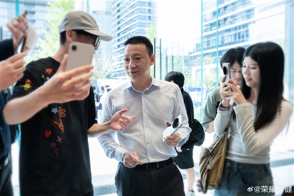深圳湾崛起AI新地标上《新闻联播》 荣耀阿尔法全球旗舰店 深圳湾崛起AI新地标 第3张