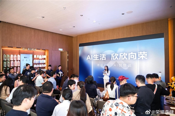 深圳湾崛起AI新地标上《新闻联播》 荣耀阿尔法全球旗舰店 深圳湾崛起AI新地标 第4张