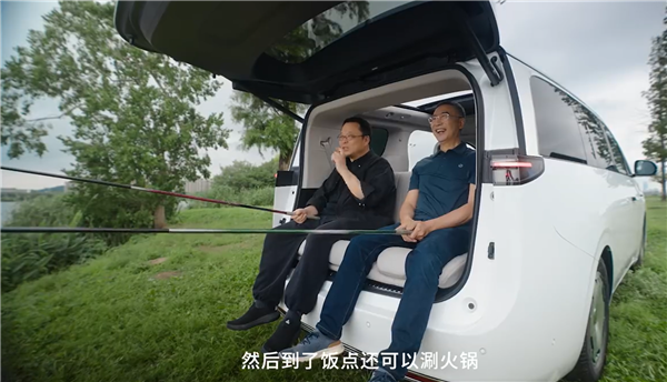 零跑D99后排翻转能当钓鱼椅 罗永浩：非常梦幻 到了饭点还能涮火锅 零跑D99 第2张