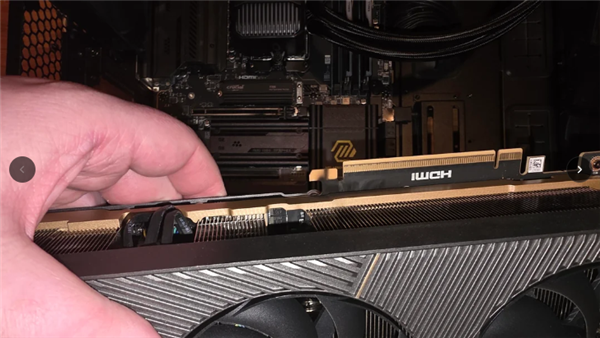离谱!RTX 5090玩游戏五分钟后炸冒烟了 RTX 5090 第1张 离谱!RTX 5090玩游戏五分钟后炸冒烟了 RTX 5090 第1张