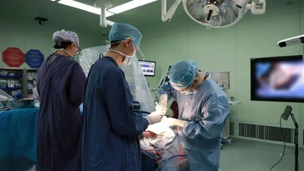 清华团队研发!全球首款脑机接口完成首例人体植入:马斯克输给中国80后 脑机接口完成首例人体植入 第2张 清华团队研发!全球首款脑机接口完成首例人体植入:马斯克输给中国80后 脑机接口完成首例人体植入 第2张
