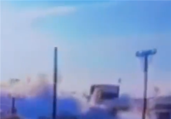 日本购物中心震后爆炸瞬间画面曝光：白烟喷涌 碎片击穿卡车 日本购物中心震后爆炸 第2张