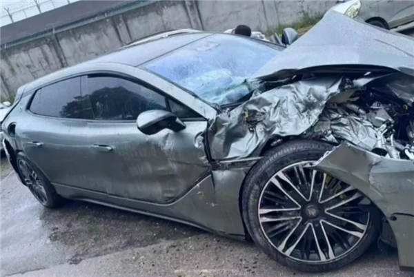 比亚迪又救车主一命!腾势Z9GT与大货车侧面相撞:车主安然无恙 腾势Z9GT 第1张 比亚迪又救车主一命!腾势Z9GT与大货车侧面相撞:车主安然无恙 腾势Z9GT 第1张