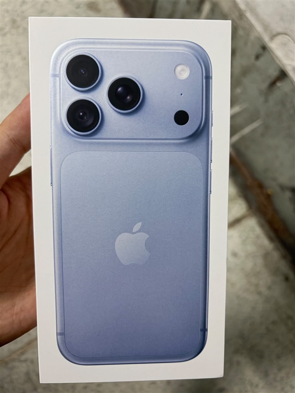 iPhone 18 Pro Max包装盒流出：清新配色撞脸远峰蓝 一秒梦回iPhone 13 Max 第3张