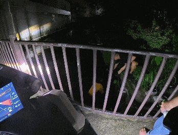 外卖小哥救落水女孩被质疑“摆拍” 视频遭举报下架 无奈报警: 陷入自证环节 外卖小哥救落水女孩 第1张 外卖小哥救落水女孩被质疑“摆拍” 视频遭举报下架 无奈报警: 陷入自证环节 外卖小哥救落水女孩 第1张