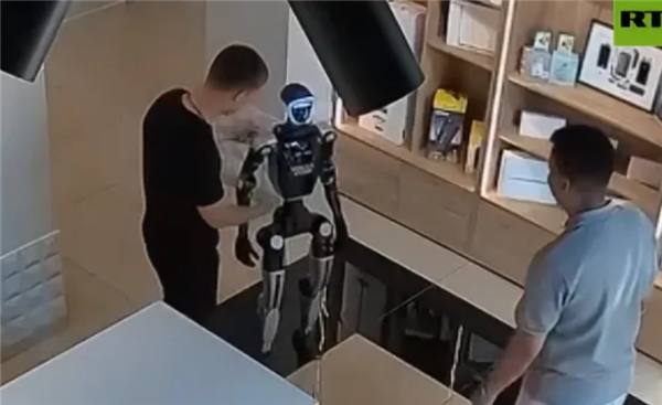 俄罗斯一机器人遭推搡后腾空飞踢顾客:已被送去重启 俄罗斯一机器人遭推搡后腾空飞踢顾客 第1张 俄罗斯一机器人遭推搡后腾空飞踢顾客:已被送去重启 俄罗斯一机器人遭推搡后腾空飞踢顾客 第1张