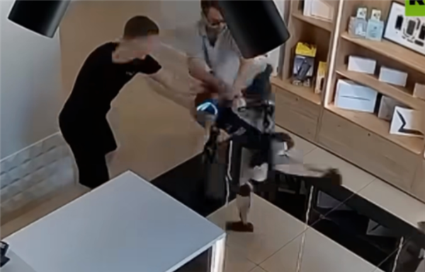 俄罗斯一机器人遭推搡后腾空飞踢顾客:已被送去重启 俄罗斯一机器人遭推搡后腾空飞踢顾客 第3张 俄罗斯一机器人遭推搡后腾空飞踢顾客:已被送去重启 俄罗斯一机器人遭推搡后腾空飞踢顾客 第3张
