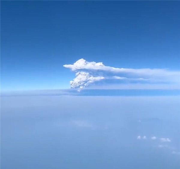 印尼3天内3座火山罕见接连喷发：8座机场被迫关闭 印尼3天内3座火山罕见接连喷发 第1张