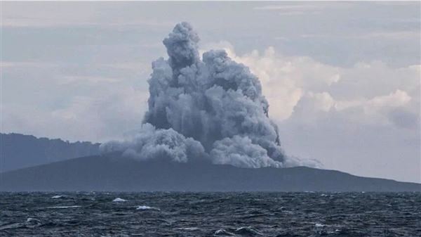 印尼3天内3座火山罕见接连喷发：8座机场被迫关闭 印尼3天内3座火山罕见接连喷发 第2张
