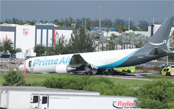 一架波音767货运飞机降落时冲出跑道撞车起火:至少5死 波音767货运飞机降落时冲出跑道撞车起火 第3张 一架波音767货运飞机降落时冲出跑道撞车起火:至少5死 波音767货运飞机降落时冲出跑道撞车起火 第3张
