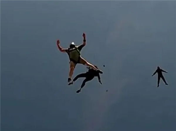 3000米高空跳伞时女子被一脚踢晕!奇迹生还后还想再跳一次 3000米高空跳伞时女子被一脚踢晕 第1张 3000米高空跳伞时女子被一脚踢晕!奇迹生还后还想再跳一次 3000米高空跳伞时女子被一脚踢晕 第1张