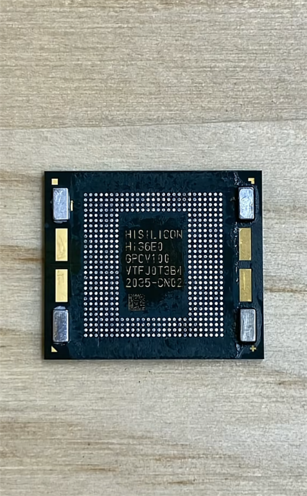 华为Mate XT 2全网首拆!首款韬定律芯片麒麟9050 Pro现真身 神秘数字2035又出现了 2 第7张 华为Mate XT 2全网首拆!首款韬定律芯片麒麟9050 Pro现真身 神秘数字2035又出现了 2 第7张