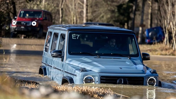 G级要变两栖战车！奔驰新专利曝光：越野车可水上漂浮行驶 G级要变两栖战车 第1张