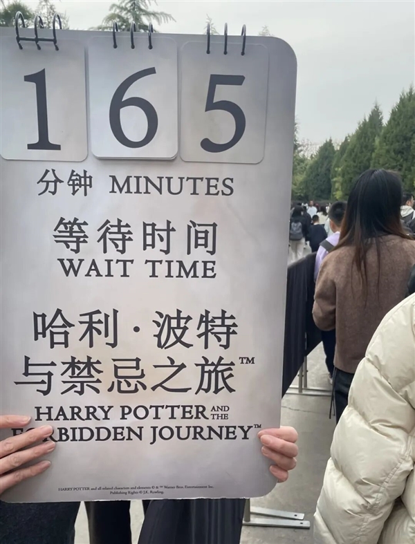 工厂里无人敢靠近的机械臂 被景区拿来抓人玩？ 机械臂 第5张