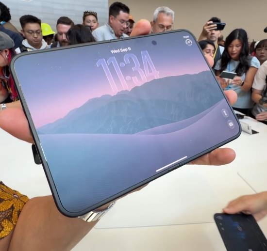 没吹得那么神!iPhone Duo上手折痕明显 乔布斯惊坐起 iPhone Duo 第2张 没吹得那么神!iPhone Duo上手折痕明显 乔布斯惊坐起 iPhone Duo 第2张